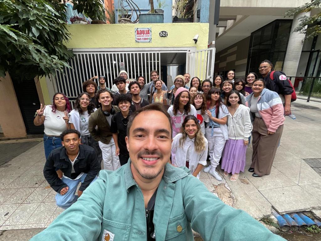 un homme posant devant un groupe de personnes dans l'établissement Espaço Inteiro Oscar Freire Capacidade grupo até 30 hóspedes, à São Paulo