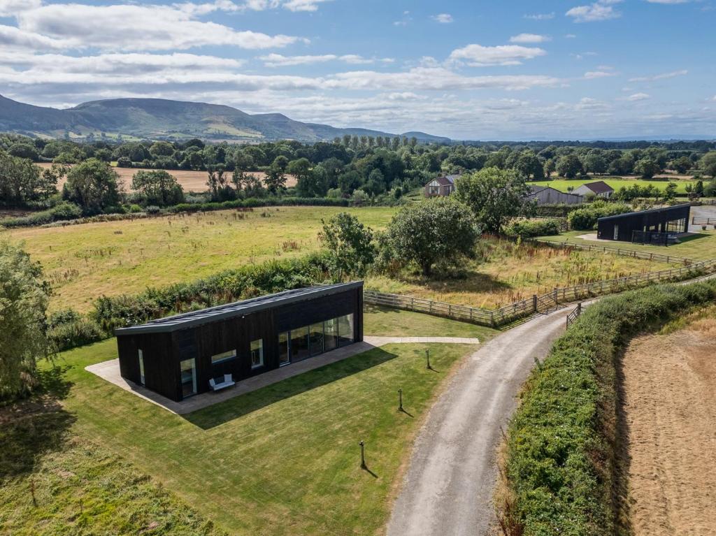 una casa di vetro su una collina con una strada di 1 Bed in Stokesley 86813 a Great Broughton