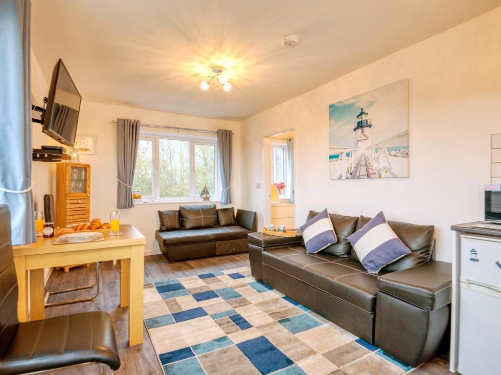 una sala de estar con un sofá y una mesa en 1 bed in Filey 77709, en Hunmanby