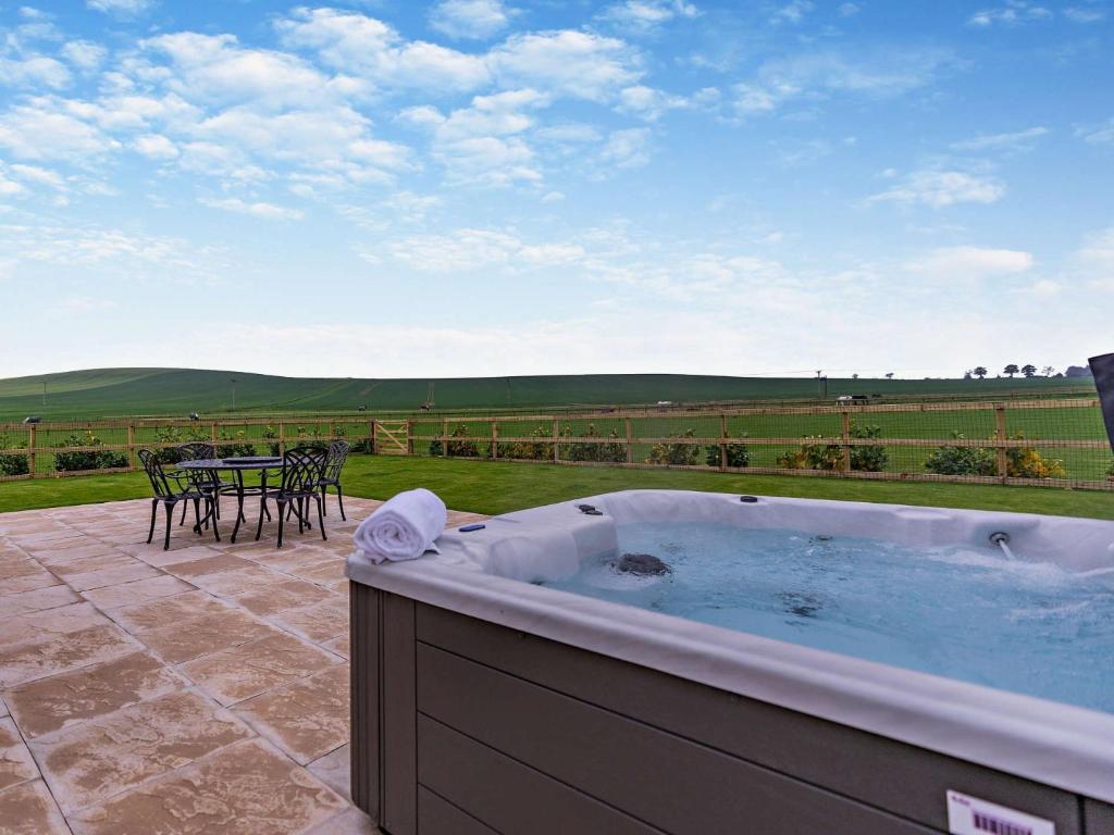 un jacuzzi en un patio con una mesa en 2 Bed in St Andrews 94606, en St Andrews