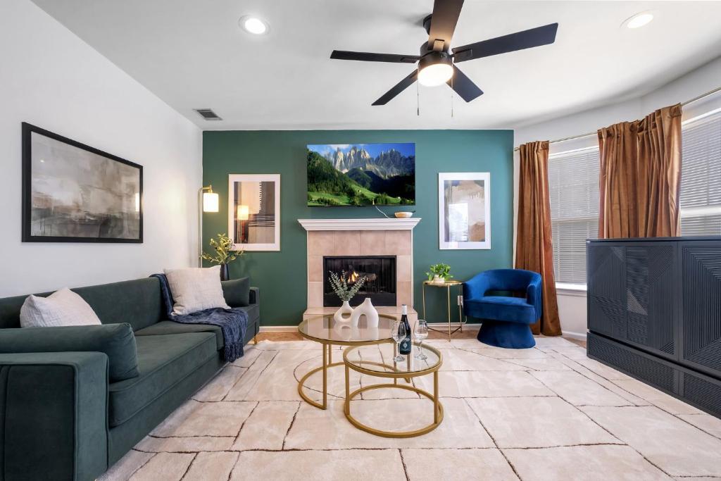 Χώρος καθιστικού στο Lakefront 3BD - Ping Pong, Movie Nights - Near FSU