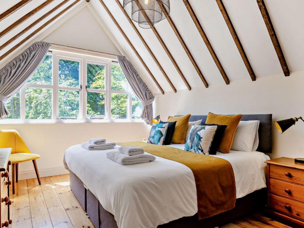 Un dormitorio con dos camas en una habitación con ventanas. en 3 Bed in Dorchester 92415, en Frome Vauchurch