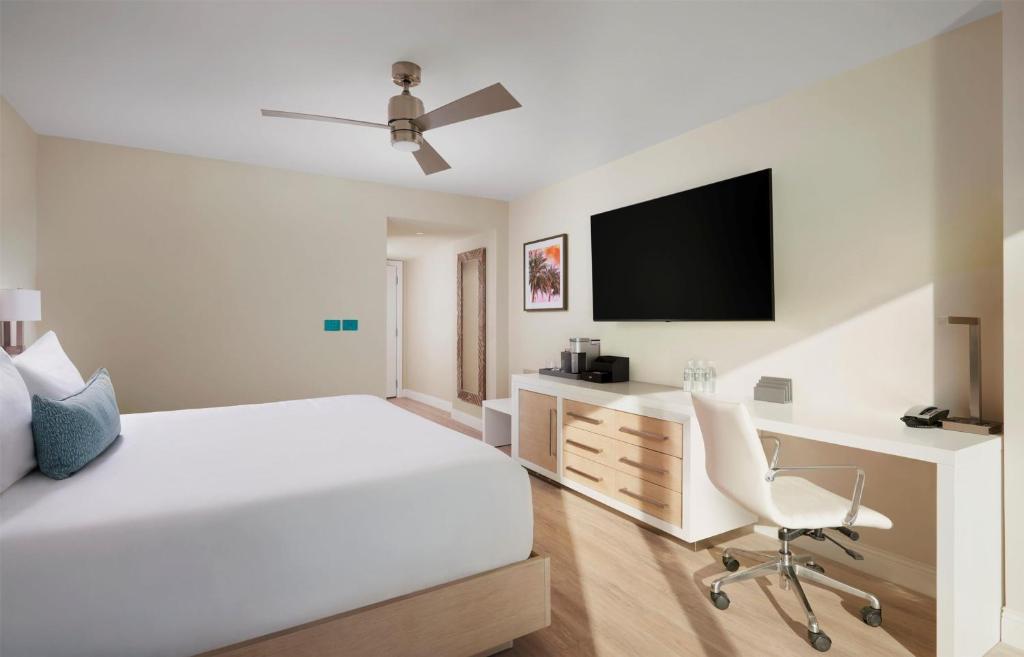 Sunseeker Resort Florida Gulf Coast, Curio Collection Hilton - Resort King Room