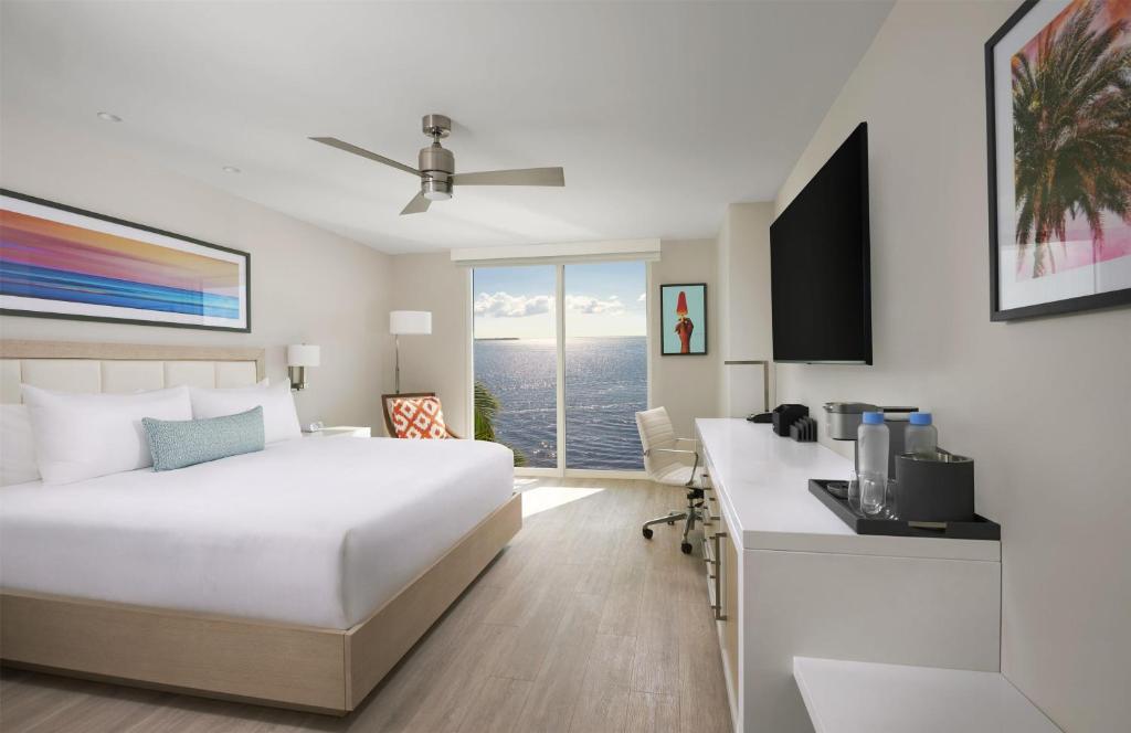Sunseeker Resort Florida Gulf Coast, Curio Collection Hilton - King Room With Harbor View
