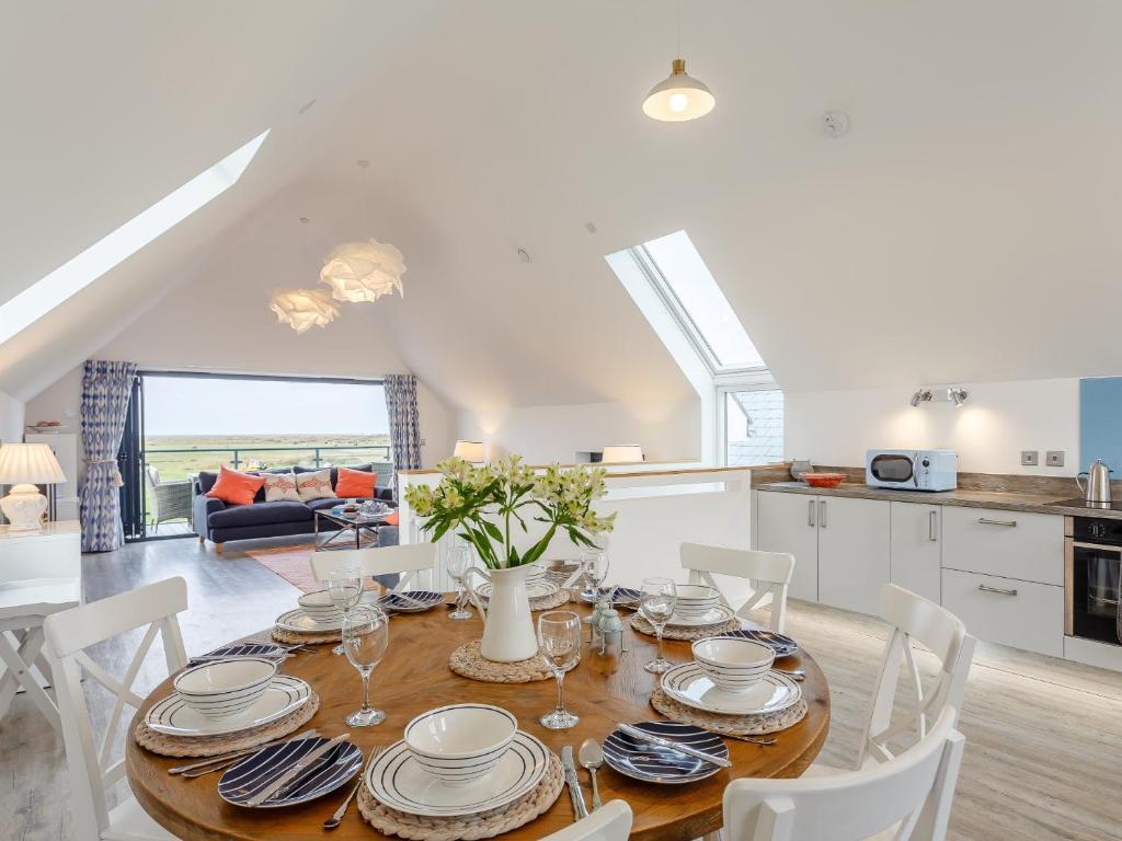 une cuisine et une salle à manger avec une table et des chaises dans l'établissement 4 Bed in Westward Ho 72587, à Northam