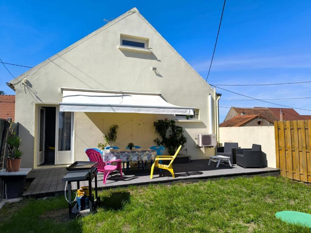 a backyard with a table and chairs and an umbrella at Maison calme à Bransat, climatisée et avec jardin pour 6 personnes - FR-1-489-588 in Bransat