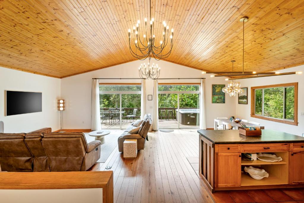 Televiisor ja/või meelelahutuskeskus majutusasutuses Luxe-Hot Tub-Game Room-29 Min to SNP-River-5 Acres