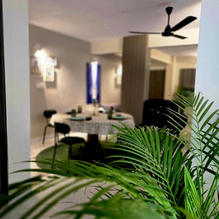 バンガロールにあるSuite 001のリビングルーム(テーブル、植物付)