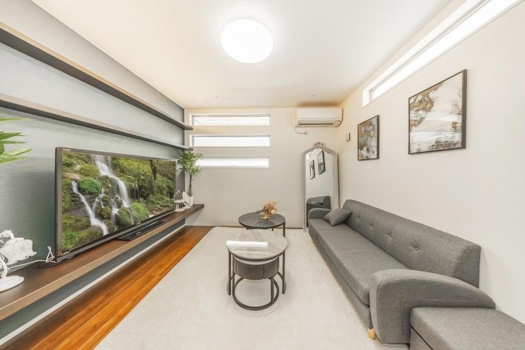 9-min walk to Ikebukuro Station, 1-min walk to Kanamecho Station Max 8 guests 70 sqm Free parking Direct access to Shinjuku, Shibuya, Ueno