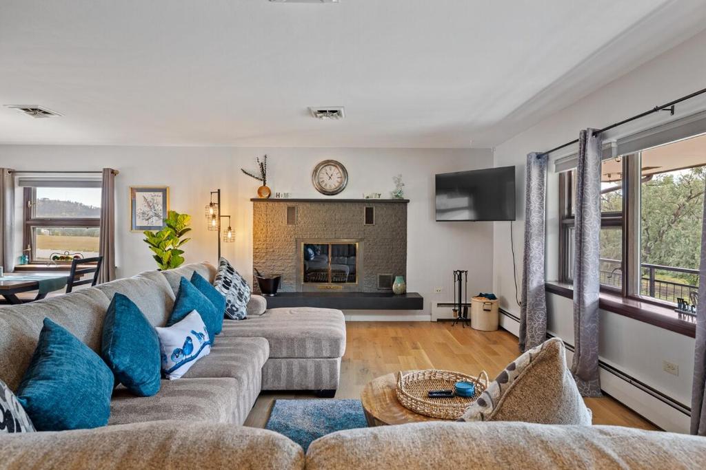 Μια τηλεόραση ή/και κέντρο ψυχαγωγίας στο Country House for a City Mouse