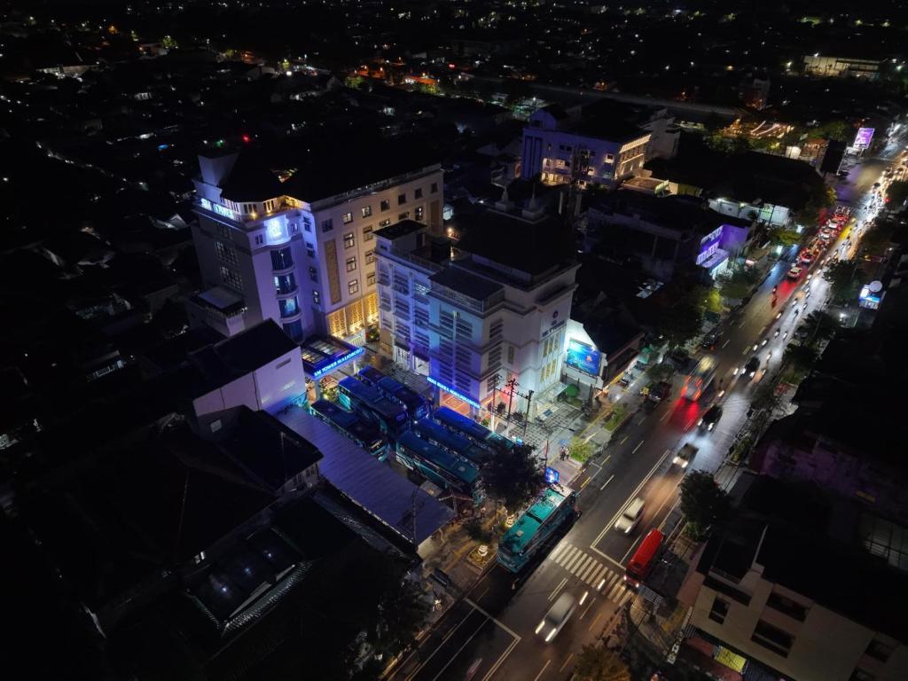 una vista aérea de una ciudad por la noche en SM Tower Malioboro, en Yogyakarta