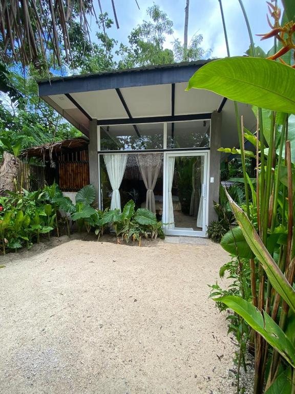 una casa con finestra e alcune piante di New native buotique resort a Sampong