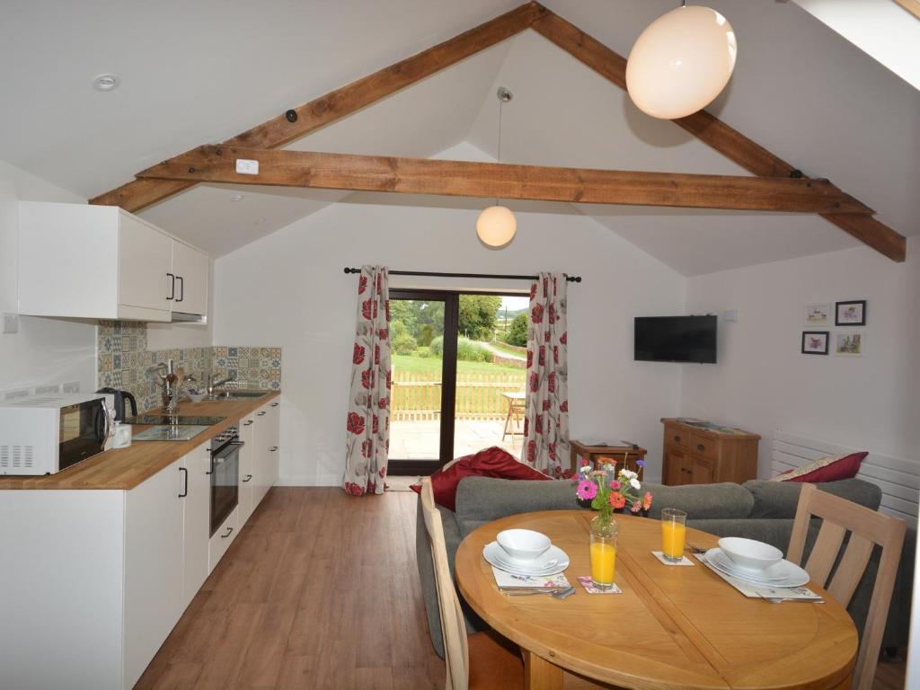 ウィリトンにある1 Bed in Williton 74145のキッチン、リビングルーム(木製テーブル付)