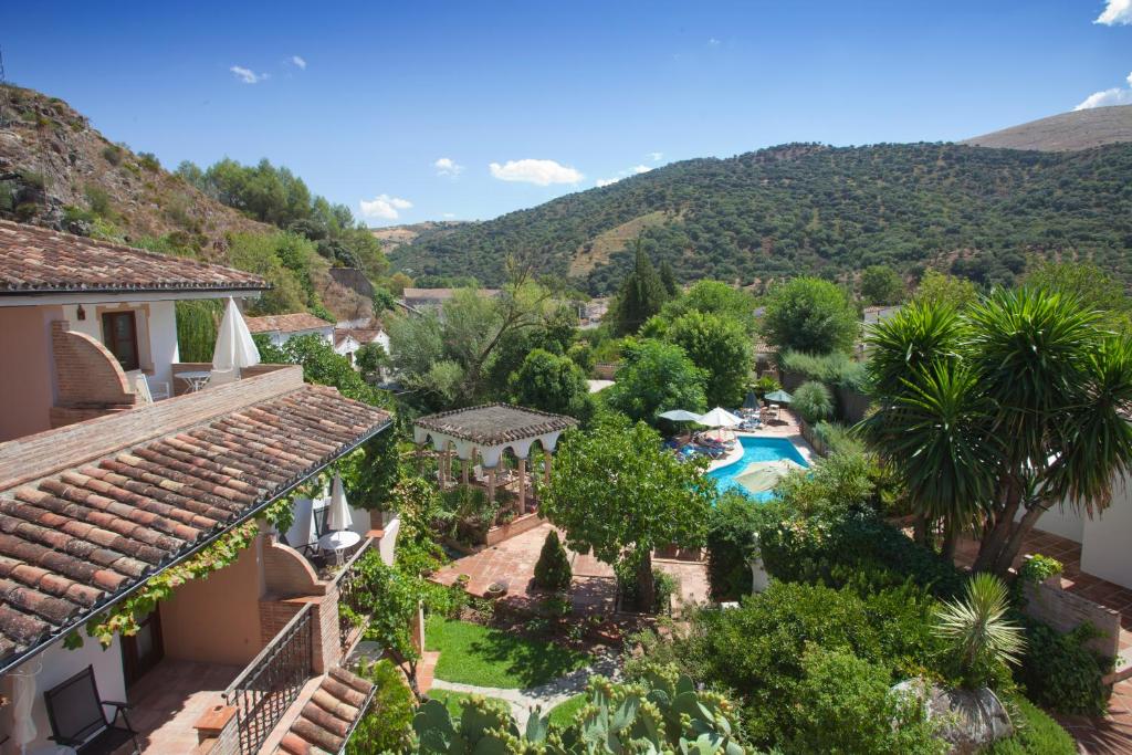 una vista aérea de una villa con piscina en Molino Del Santo, en Benaoján