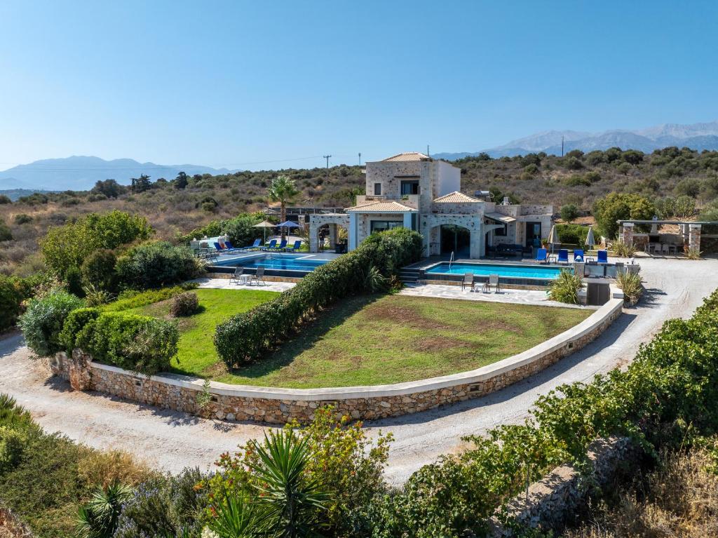 Una vista aérea de una villa con piscina. en Villa Resi, en Vamos