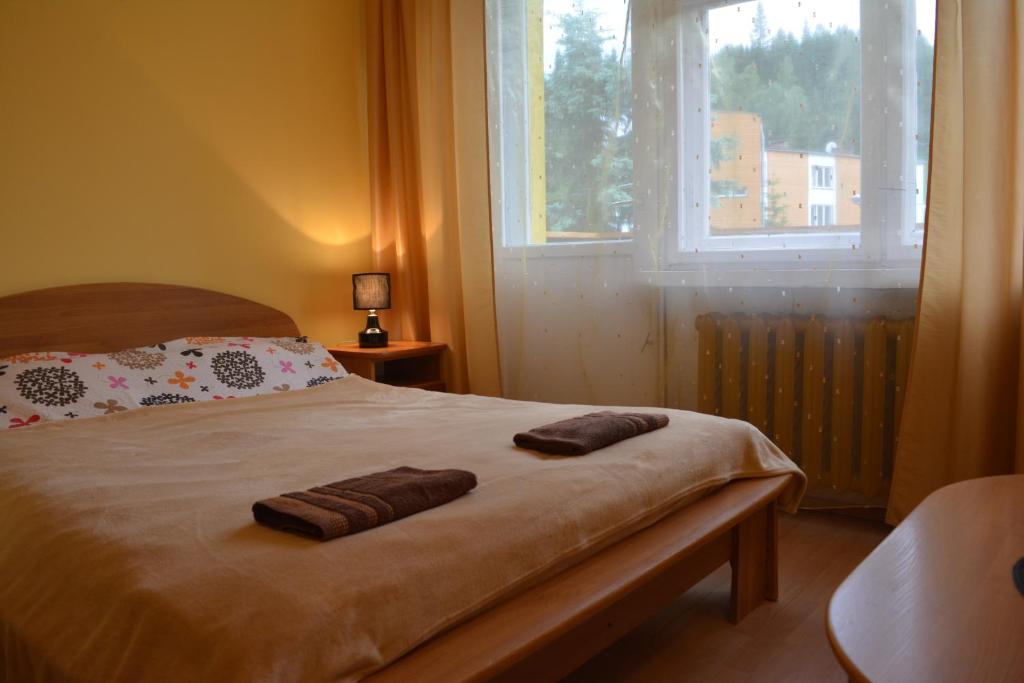 een slaapkamer met een bed met twee handdoeken erop bij Willa Eden in Krynica Zdrój
