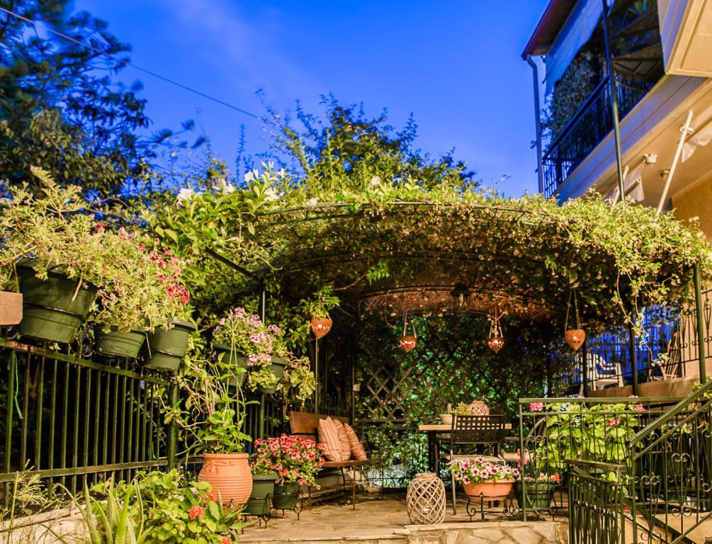 カラマタにあるFilothei Apartmentsの鉢植えのパーゴラ(テーブル、椅子付)