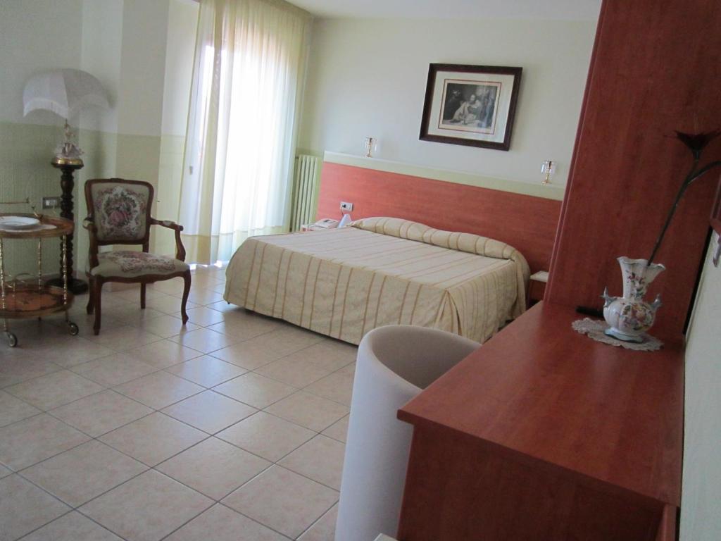 Postel nebo postele na pokoji v ubytování Tourist Hotel