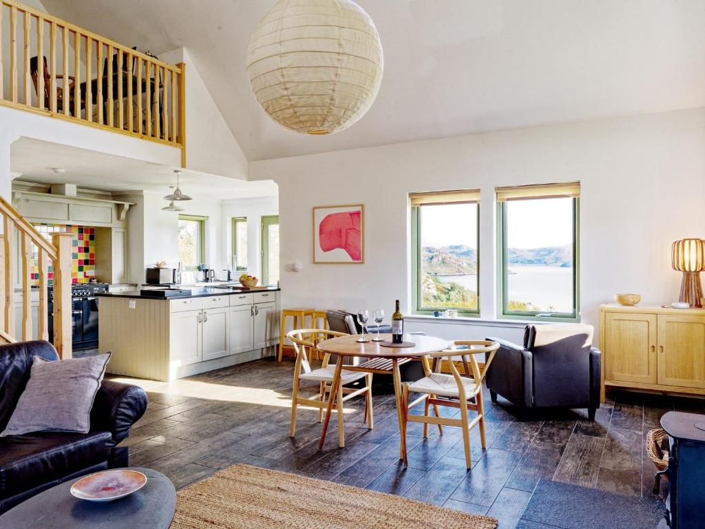 una sala de estar con una mesa y sillas en 1 Bed in Kinlochbervie 86897, en Rhiconich