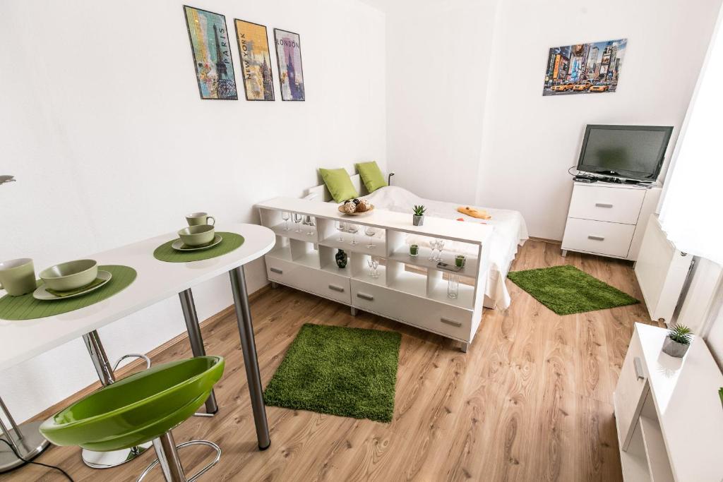 ブダペストにあるBalzac Apartmentの白い小さな部屋(ベッド1台、テーブル付)