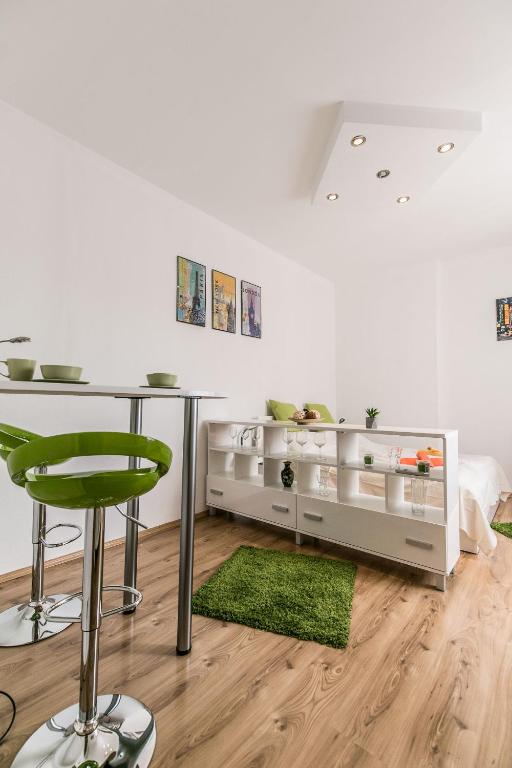 A seating area at Balzac Apartment