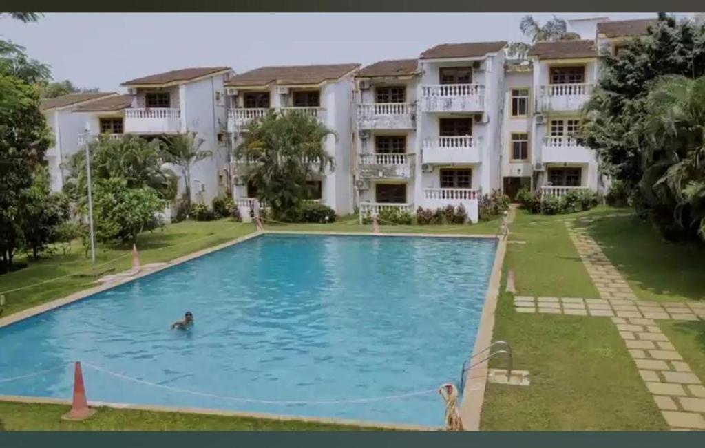 Kolam renang di atau dekat dengan RJ Avenue 1BHK Apartment