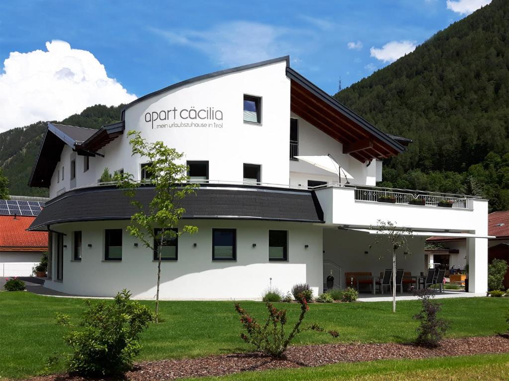 un bâtiment blanc avec un panneau indiquant le port cobota dans l'établissement Apart Cäcilia, à Ried im Oberinntal