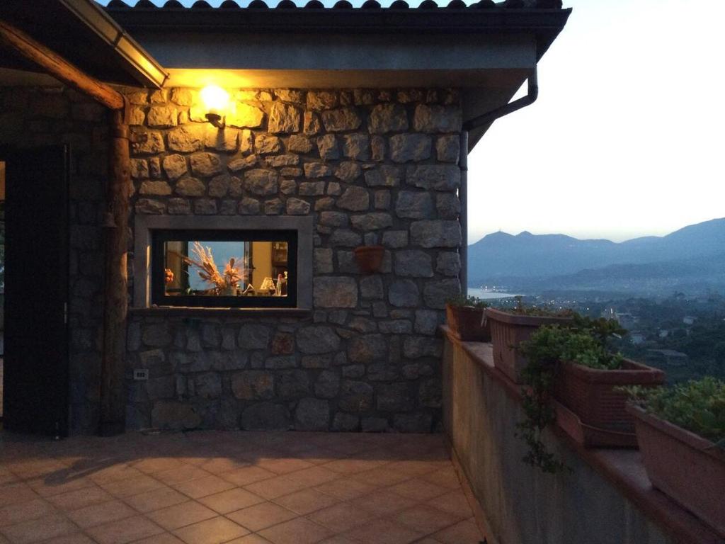 ポリカストロ・ブッセンティーノにあるCasa Alberico - Golfo di Policastroの窓付きの石造りの建物内の暖炉
