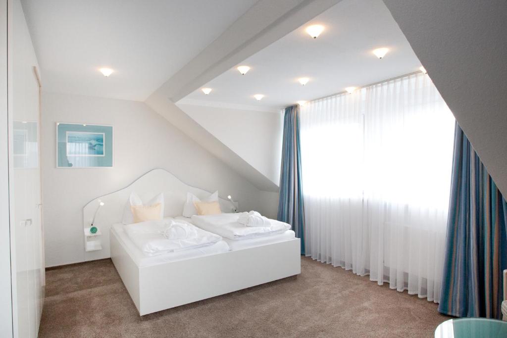 Postel nebo postele na pokoji v ubytování Frühstückshotel Seemannsbraut Amrum-adults only ab 18 Jahre-keine Haustiere-