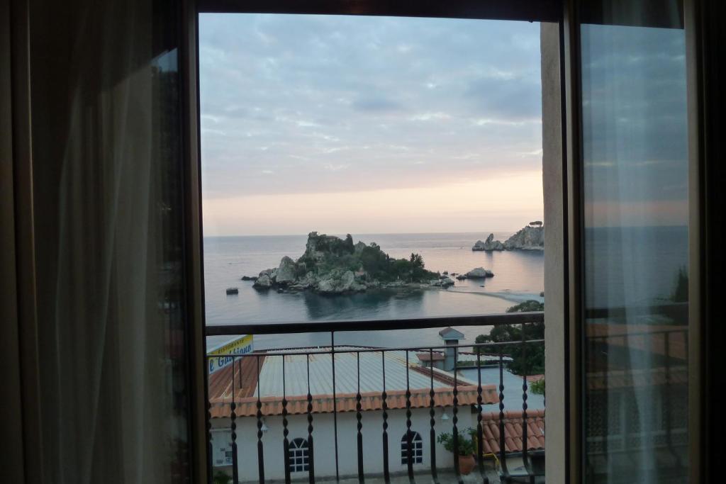 タオルミーナにあるMazzarò Isola Bellaの窓から海の景色を望めます。