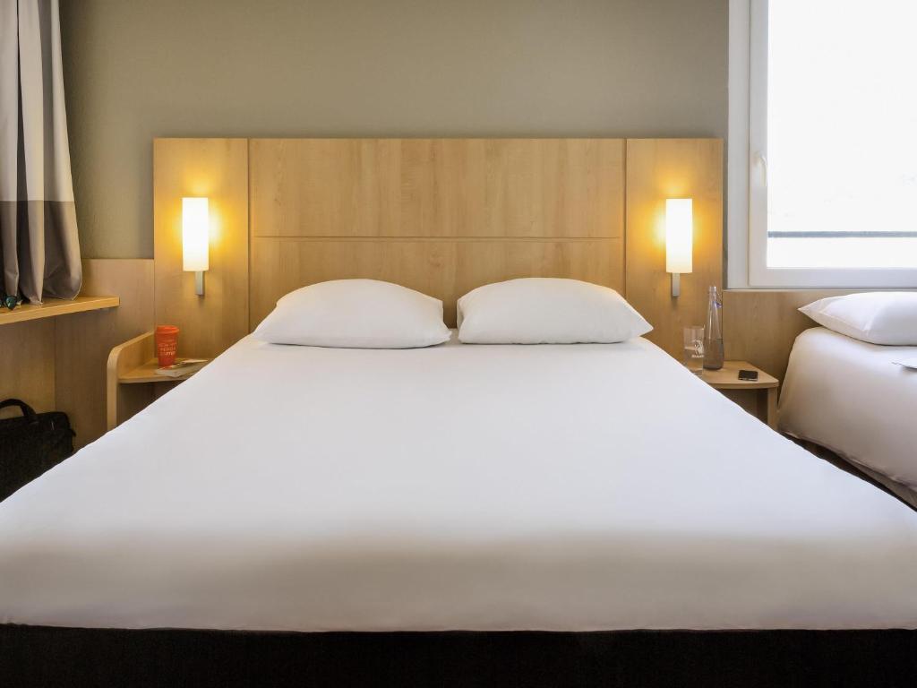 
Standard Room with 1 Double and 1 Single Bed
