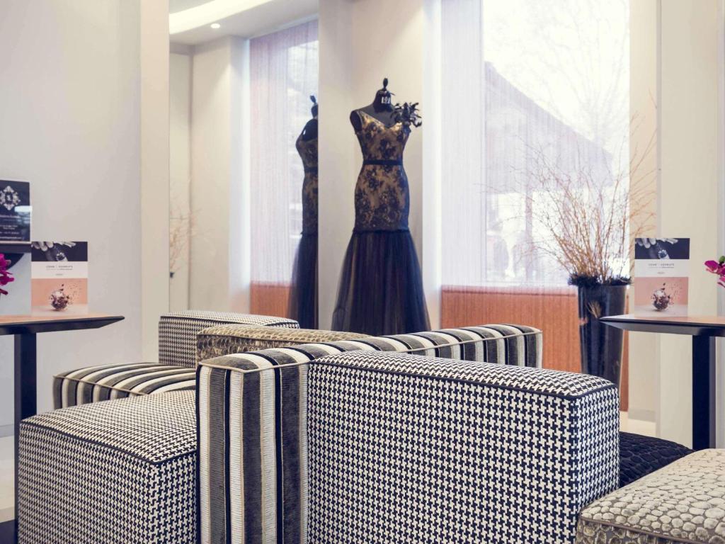 Un probador con un maniquí y un vestido sobre un maniquí. en Mercure Paris Place d'Italie, en París