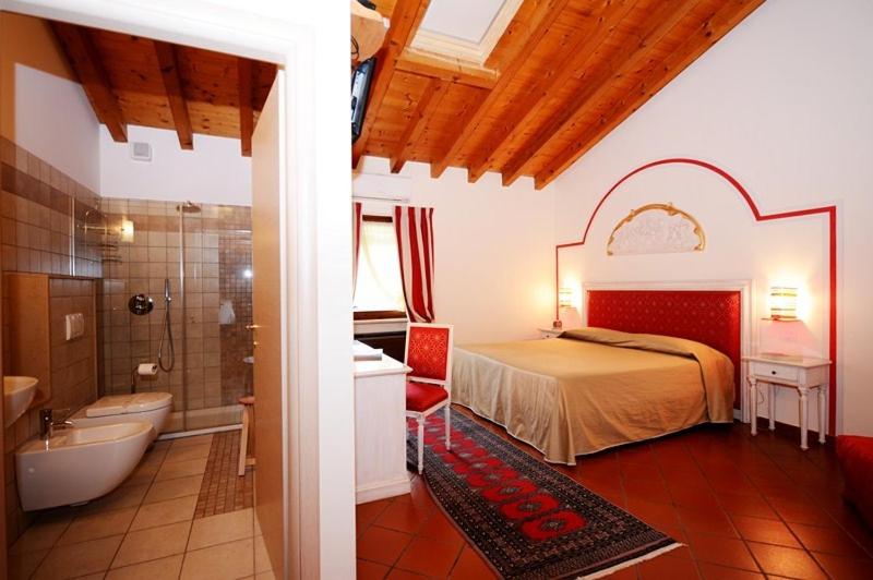Koupelna v ubytování Resort La Mola