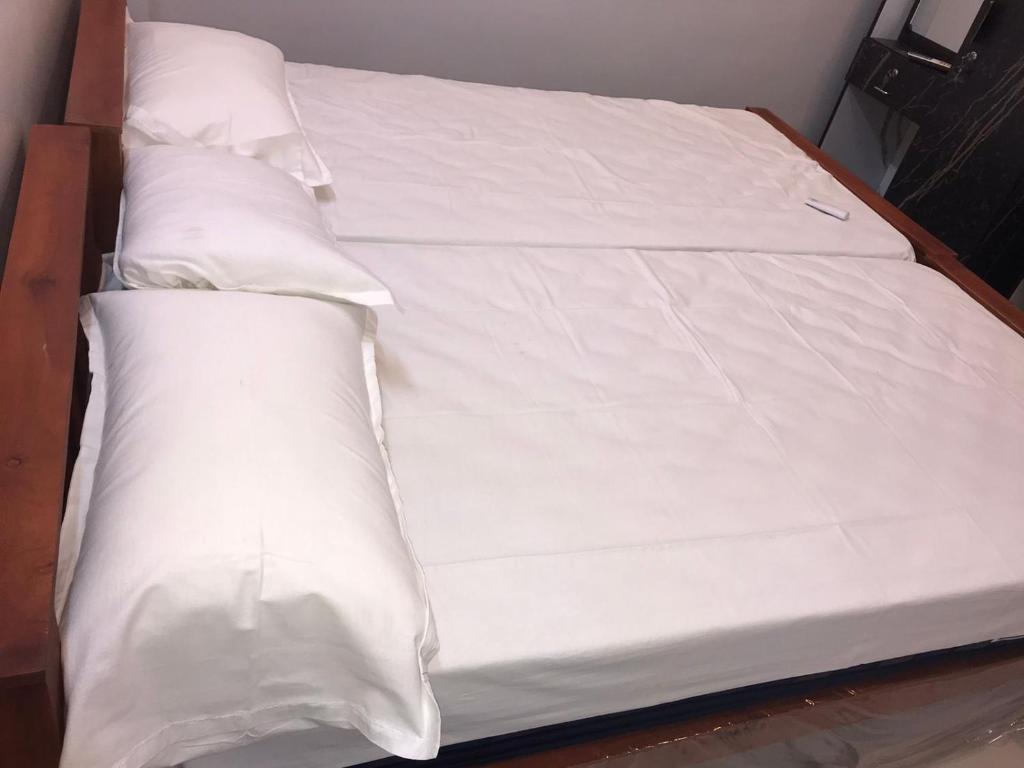 Ένα ή περισσότερα κρεβάτια σε δωμάτιο στο Raj Homes, Tirunelveli