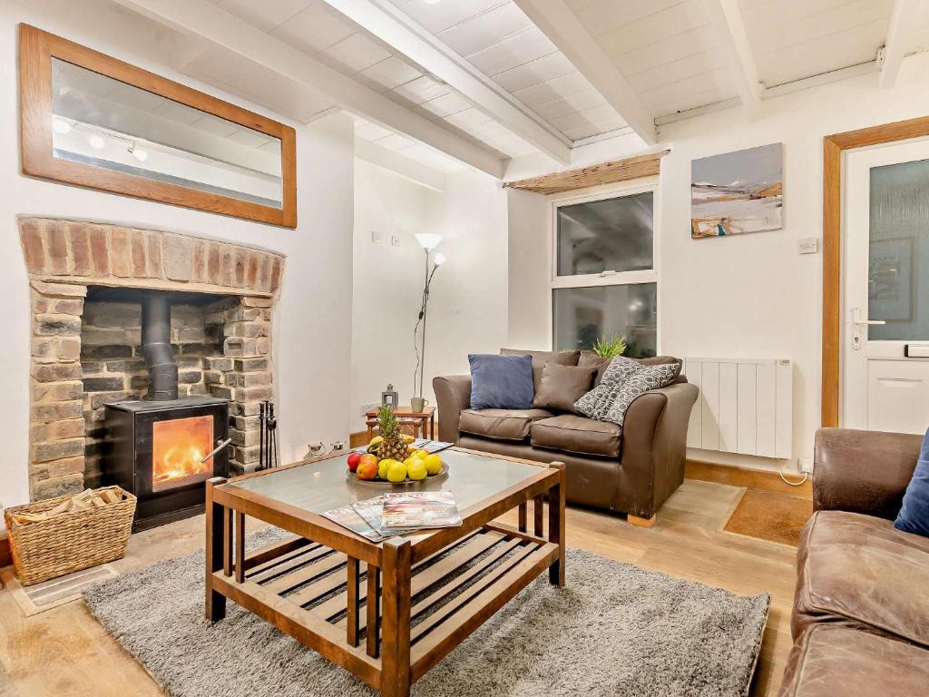 a living room with a couch and a fireplace at 2 Bed in Gunnislake 89580 in Gunnislake
