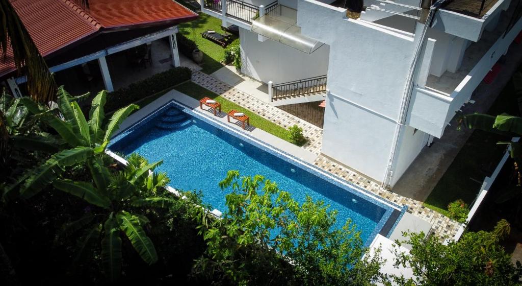 Una vista aérea de una piscina al lado de un edificio. en Weleges Place, en Hikkaduwa