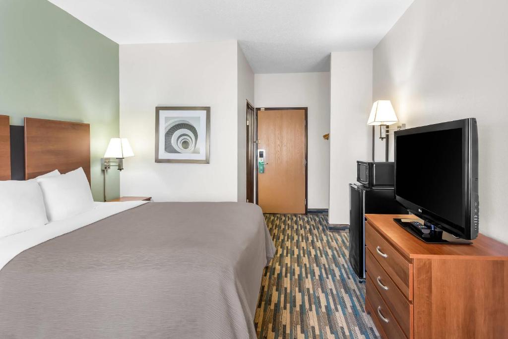 Quality Inn Beloit - Queen Room - Non Smoking