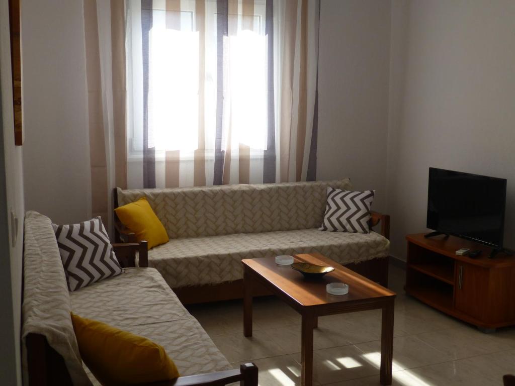 TV a/nebo společenská místnost v ubytování Pavloudis Apartments