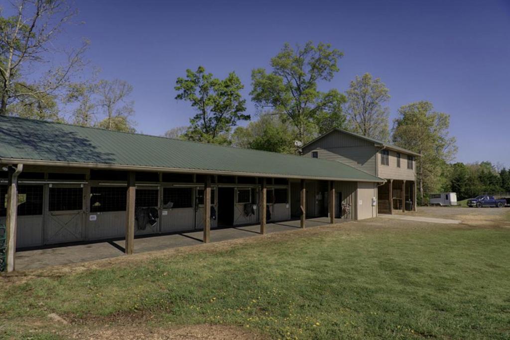 GowensvilleにあるAmazing Cabin Rental on 22-Acre Horse Farm near Tryon International Equestrian Center, South Carolinaの広大な畑の緑の屋根