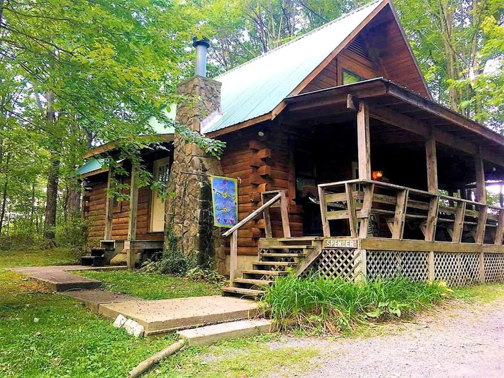 Cette cabane en rondins comprend une terrasse couverte et des escaliers. dans l'établissement Stunning Pet-Friendly Cabin Rental near Charleston, West Virginia, à Hico