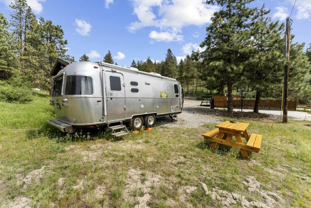 Φωτογραφία από το άλμπουμ του Fully-Equipped Airstream Rental for Glamping in Chelan, Washington σε Manson