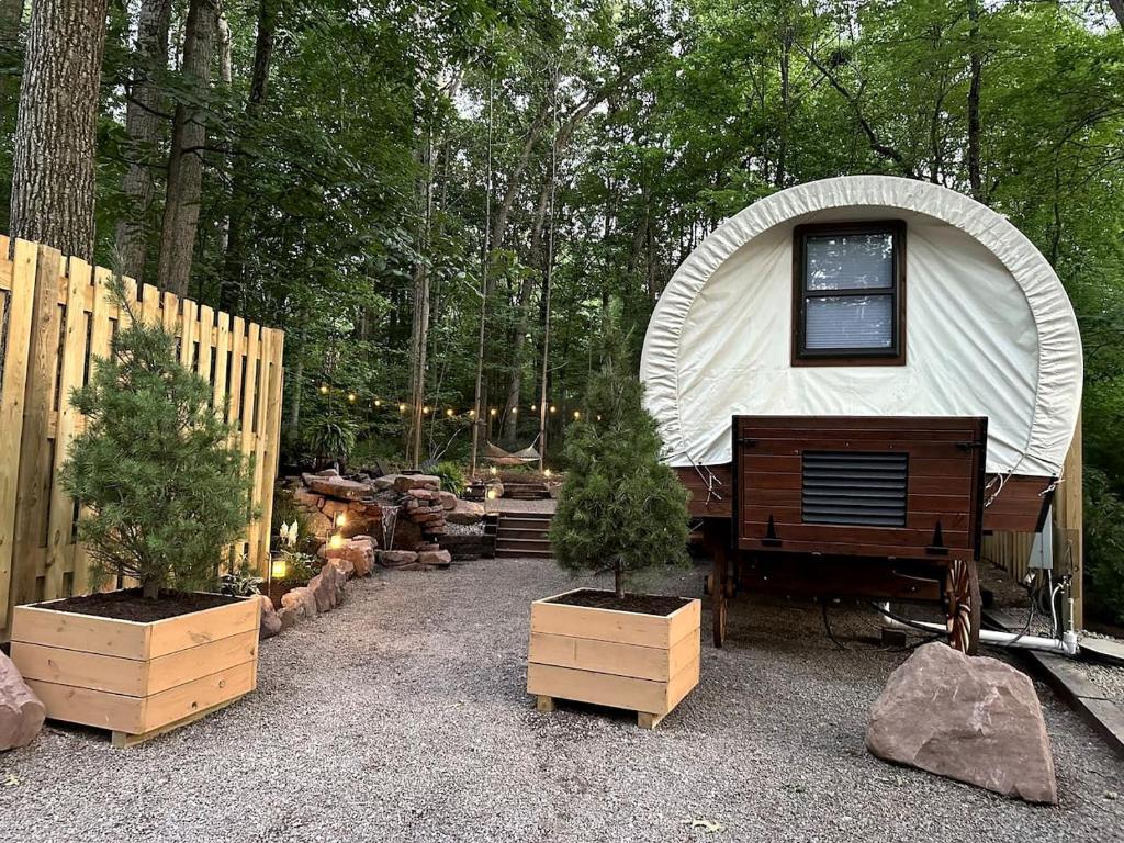 ein Kuppelzelt mit einem Klavier in einem Hof in der Unterkunft Elegant, Vintage Conestoga Covered Wagon Getaway in Denver, Pennsylvania in Denver