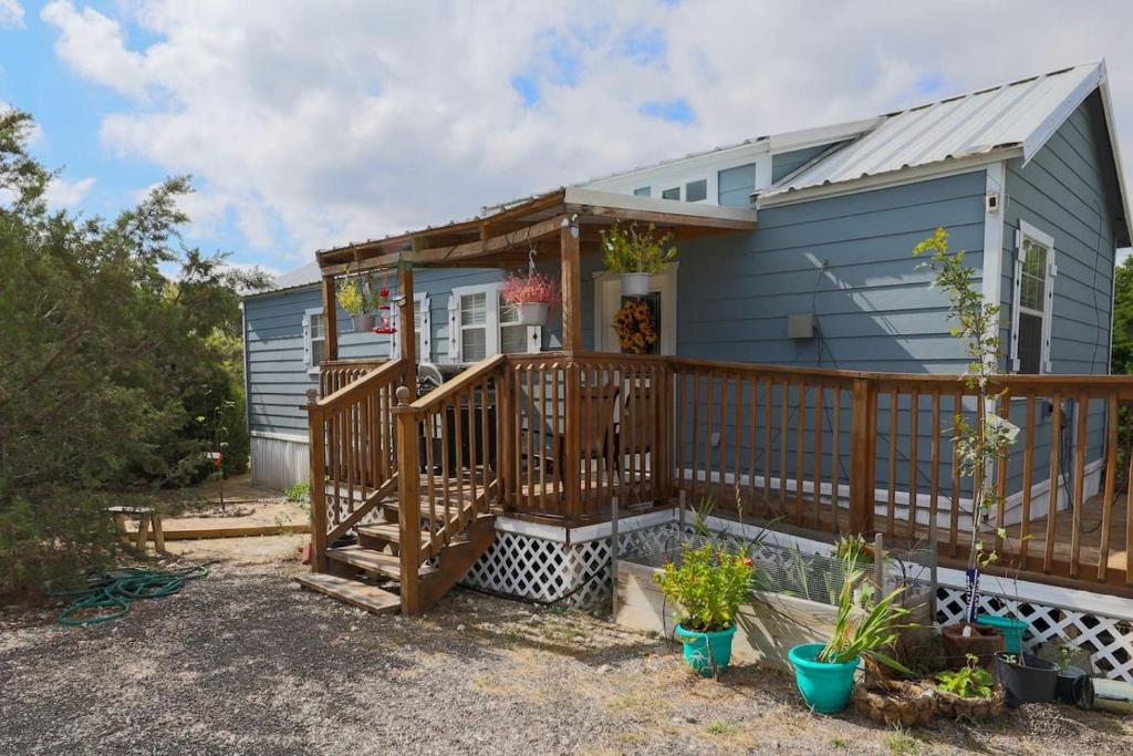 Gallery image of Sunflower - Hot Tub on porch, Granbury, TX in Tolar