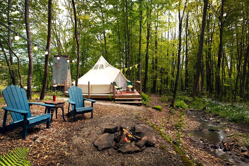 Imagen de la galería de Unique Cozy Bell Tent with Wooden Deck in New York, en Roxbury