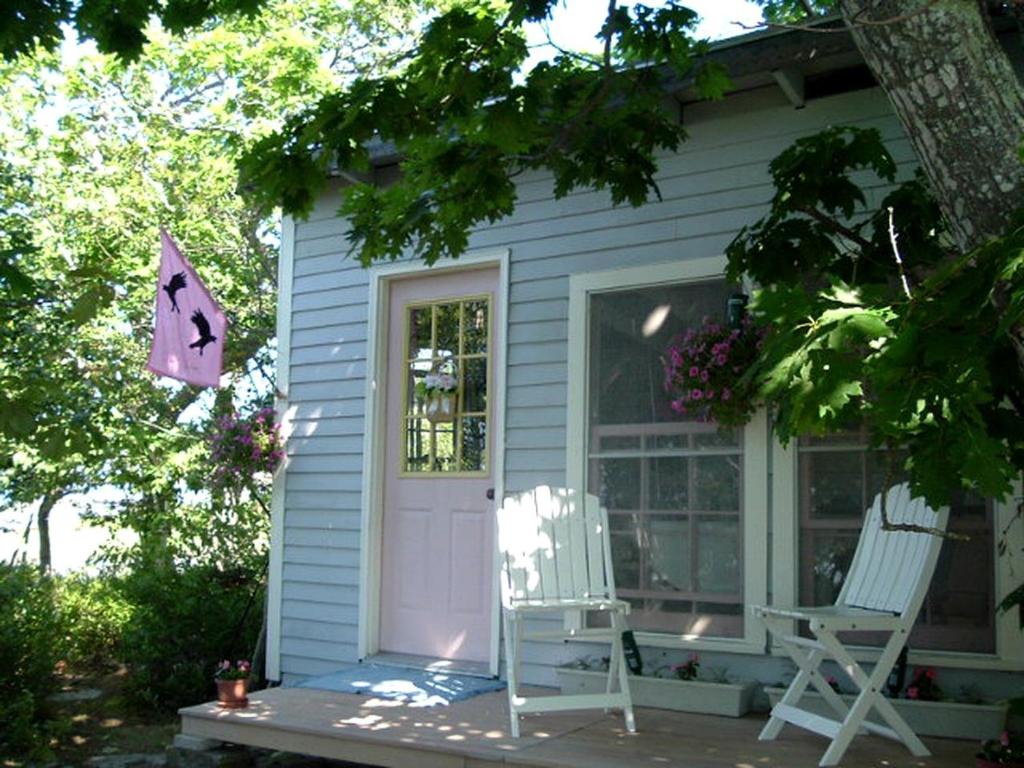 Cosy off-grid cabin private spa tub with jets | Upper Grove Farm
