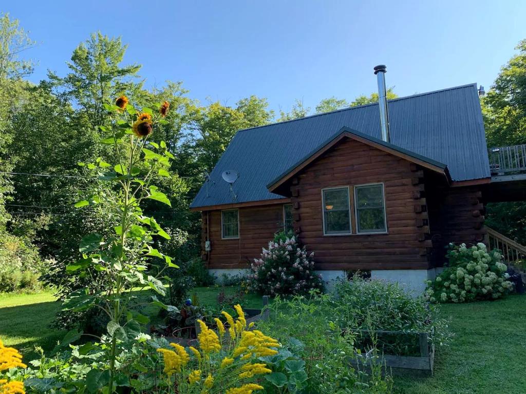 Κήπος έξω από το Cozy Cabin near Lake Ontario Ideal for a Family Retreat