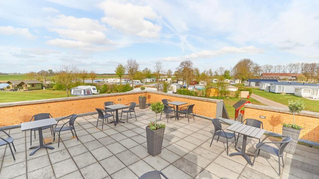 a patio with tables and chairs on a roof at Tussen de Diepen in Blokzijl