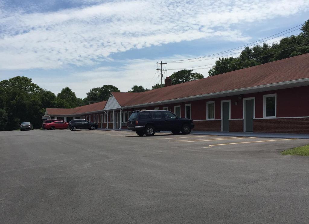 um camião preto estacionado em frente a um edifício em Budget Inn Mount Airy em Mount Airy