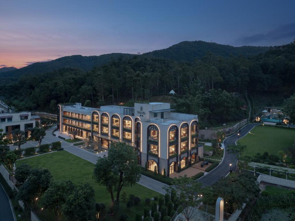 Nespecifikovaný výhled na hory nebo výhled na hory při pohledu z hotelu