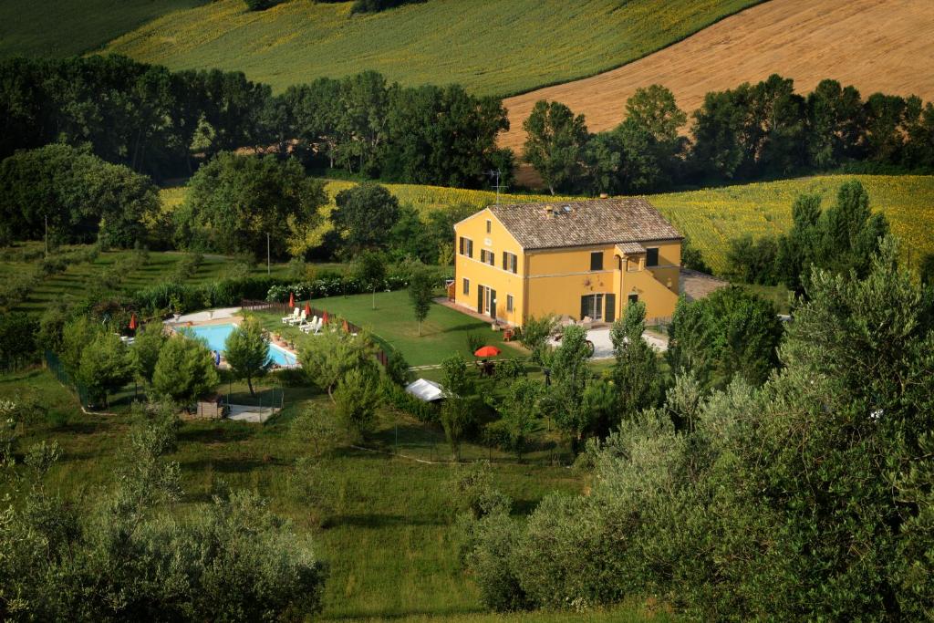 an aerial view of a house and a pool at Villa Scuderi in Recanati